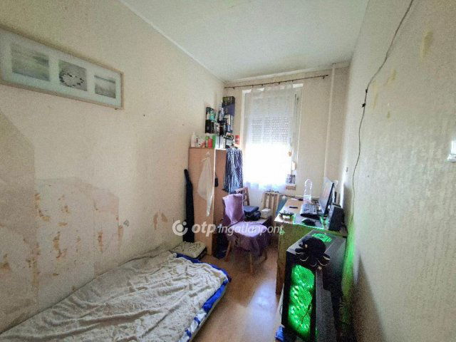 Eladó panellakás, Budapesten, III. kerületben 79.99 M Ft