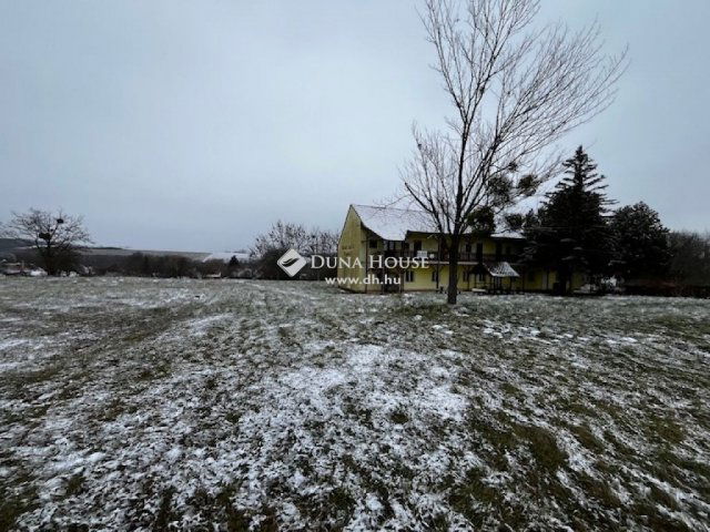 Eladó üzlethelyiség, Szentlászlón 75 M Ft