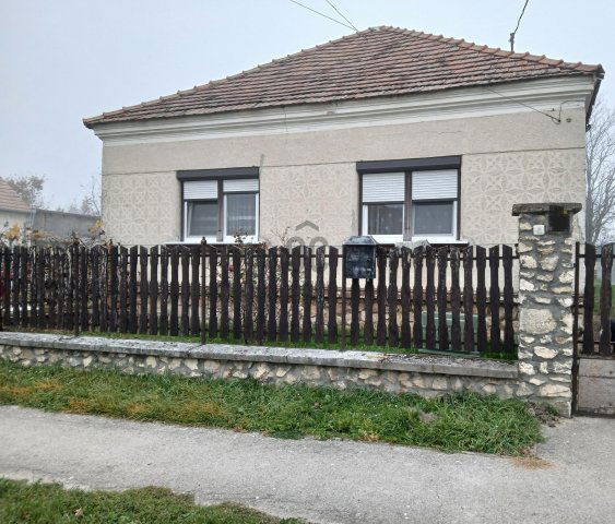 Eladó családi ház, Pápadereskén 28 M Ft, 2 szobás