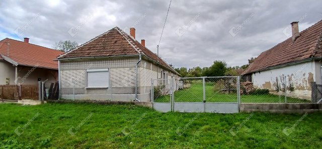 Eladó családi ház, Olaszfán 23 M Ft, 2 szobás