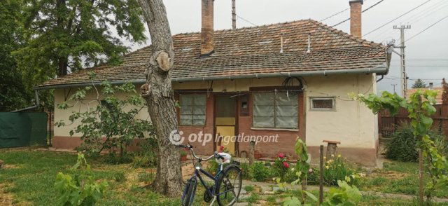 Eladó családi ház, Tiszaföldváron 7.5 M Ft, 3 szobás