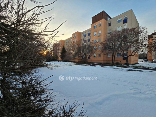 Eladó panellakás, Pápán 26.5 M Ft, 1+1 szobás