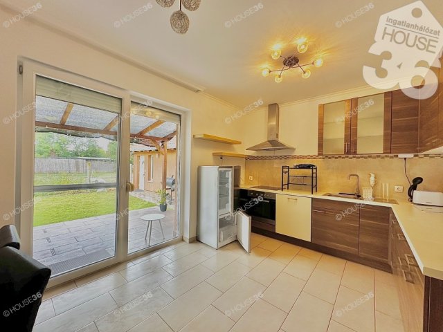 Eladó családi ház, Kecskeméten 99.9 M Ft, 4 szobás