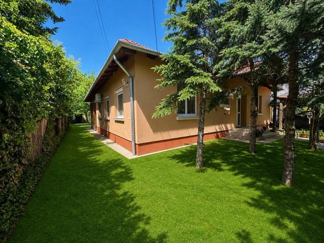 Eladó családi ház, Dunakeszin 244.9 M Ft, 8 szobás