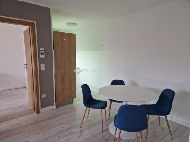 Kiadó téglalakás, albérlet, Pécsett 250 E Ft / hó, 3 szobás