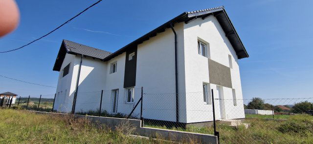 Eladó ikerház, Vácrátóton 77.99 M Ft, 5 szobás