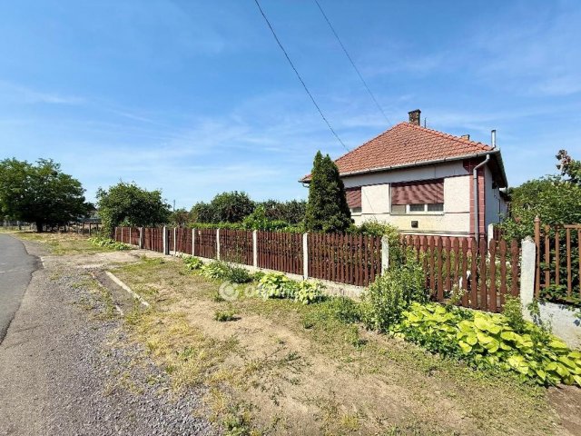 Eladó családi ház, Dombrádon 19.9 M Ft, 3 szobás