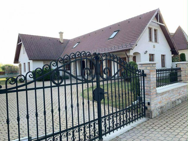 Eladó családi ház, Pápán 149 M Ft, 6 szobás