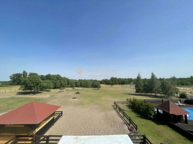 Eladó családi ház, Jakabszálláson 320 M Ft, 15 szobás