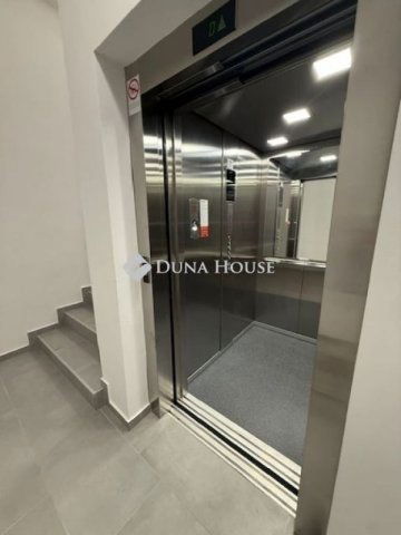 Eladó téglalakás, Pécsett 175 M Ft, 4 szobás