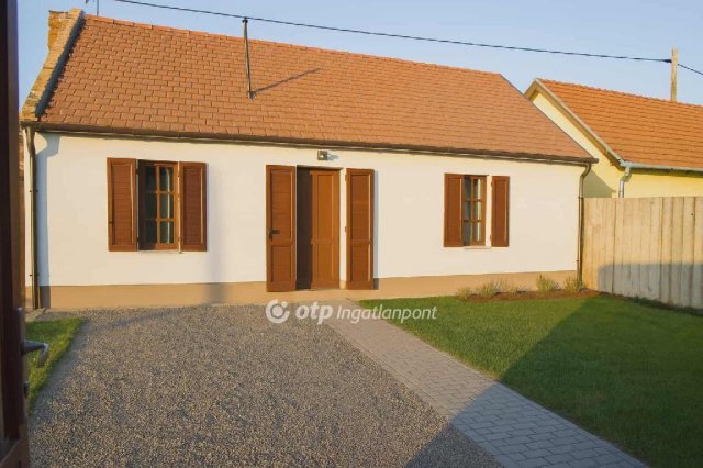 Eladó családi ház, Gyöngyösön 6.2 M Ft, 2 szobás