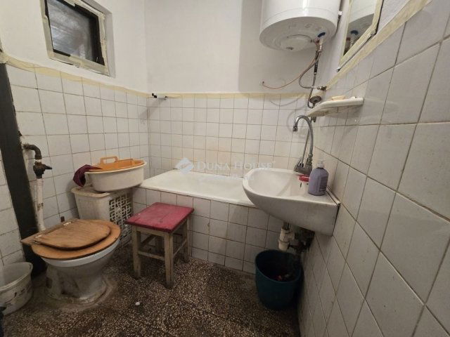 Eladó családi ház, Pécsett 46.9 M Ft, 4 szobás