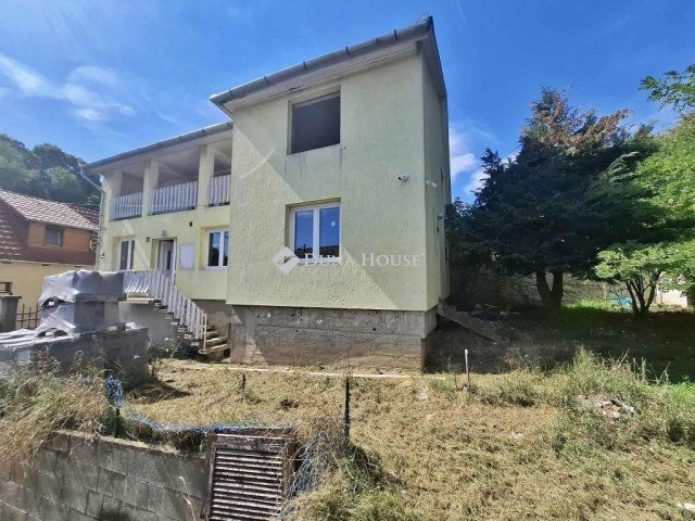 Eladó családi ház, Nagymaroson 72.99 M Ft, 6 szobás
