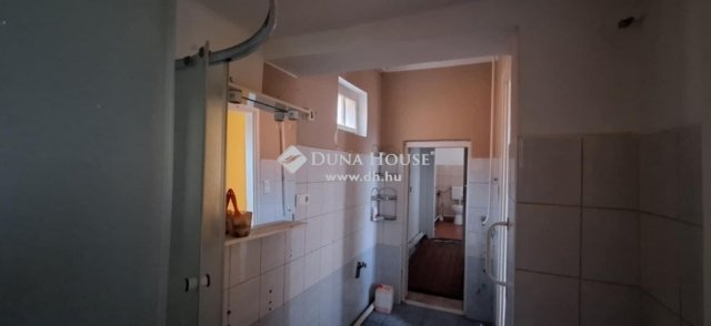 Eladó családi ház, Pécsett 31.9 M Ft, 3 szobás