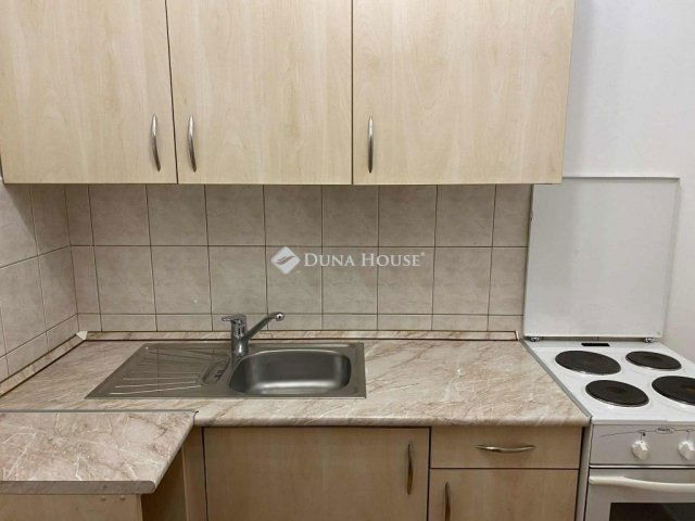 Eladó téglalakás, Veszprémben 49.9 M Ft, 1 szobás