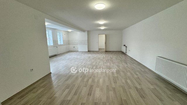 Eladó téglalakás, Pápán 51.9 M Ft, 1+1 szobás