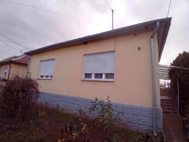 Eladó családi ház, Apcon 32.9 M Ft, 2 szobás