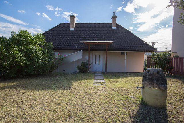 Eladó családi ház, Esztergomban 84.9 M Ft, 2 szobás