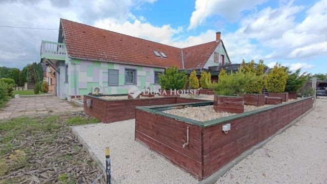 Eladó családi ház, Udvaron 34 M Ft, 4 szobás
