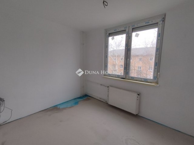 Eladó téglalakás, Tatabányán 49.99 M Ft, 1 szobás