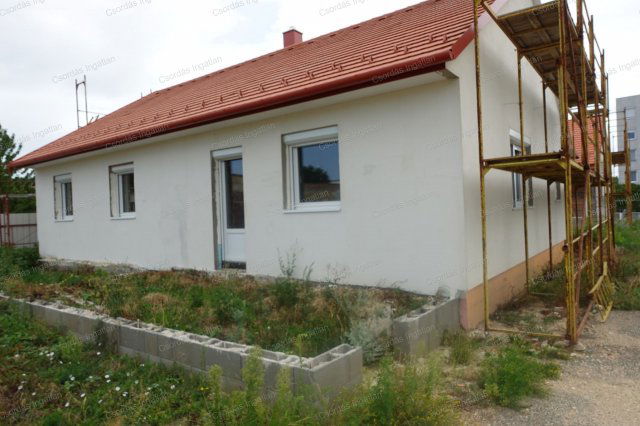 Eladó ikerház, Hajmáskéren 39 M Ft, 4 szobás