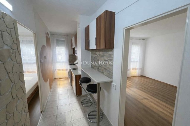 Kiadó panellakás, albérlet, Pécsett 110 E Ft / hó, 2 szobás
