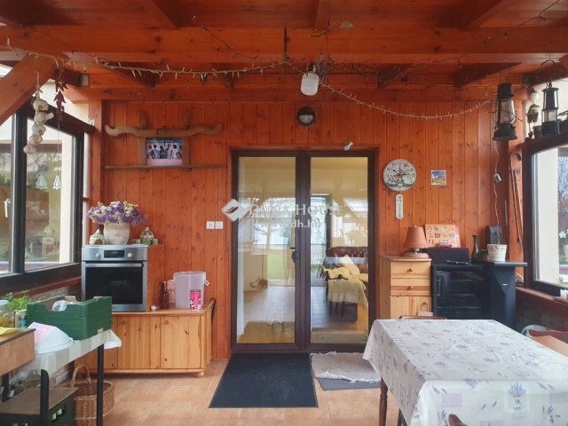 Eladó családi ház, Pécsett 184 M Ft, 8 szobás