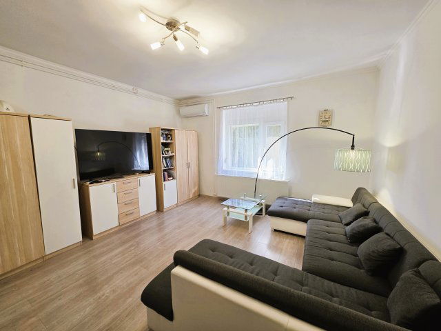 Eladó ikerház, Kiskunhalason 48.5 M Ft, 4+1 szobás