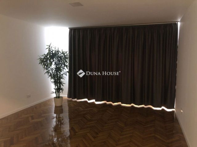 Eladó téglalakás, Pécsett, Rákóczi úton 63.9 M Ft, 2 szobás