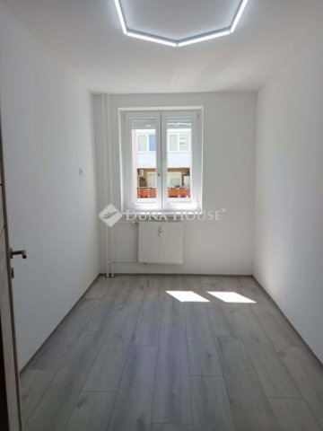 Eladó téglalakás, Komlón 41 M Ft, 3 szobás
