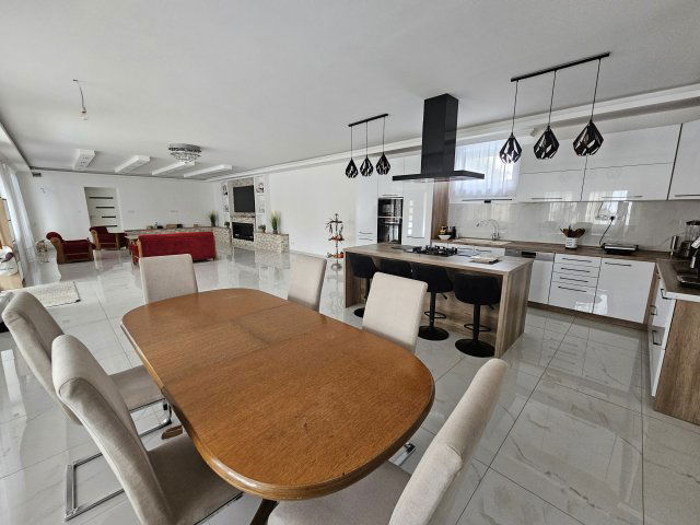 Eladó családi ház, Nyárádon 119 M Ft, 6 szobás