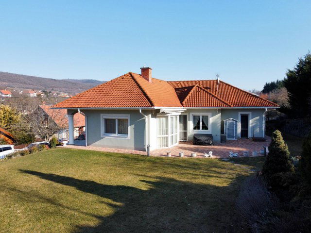 Eladó családi ház, Telkin 326 M Ft, 5 szobás