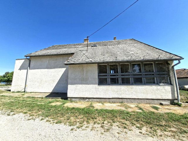 Eladó ipari ingatlan, Martonvásáron 105 M Ft