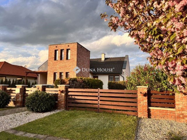 Eladó családi ház, Márkón 142 M Ft, 4 szobás