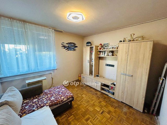 Eladó panellakás, Debrecenben 49.5 M Ft, 2+1 szobás