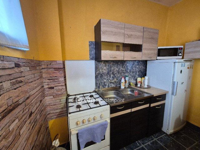 Eladó családi ház, Előszálláson 20 M Ft, 2 szobás