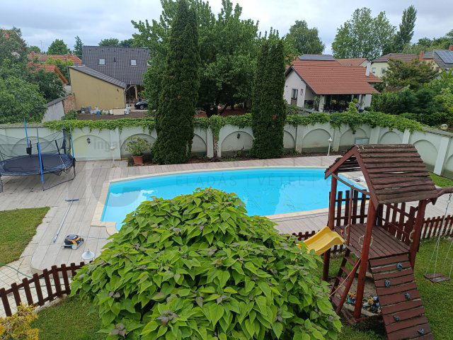 Eladó családi ház, Szegeden, Radnóti utcában 329.9 M Ft