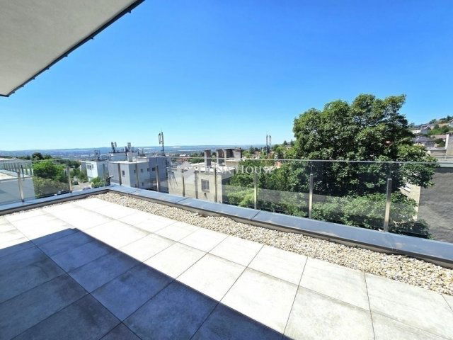 Eladó téglalakás, Pécsett 190 M Ft, 4 szobás