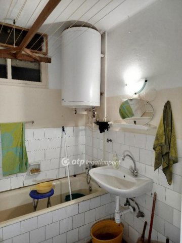Eladó téglalakás, Komlón 18.5 M Ft, 2 szobás