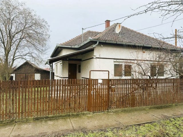 Eladó családi ház, Mezőtúron 28 M Ft, 2 szobás