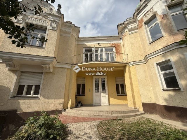 Eladó családi ház, Pécsett 184 M Ft, 5 szobás