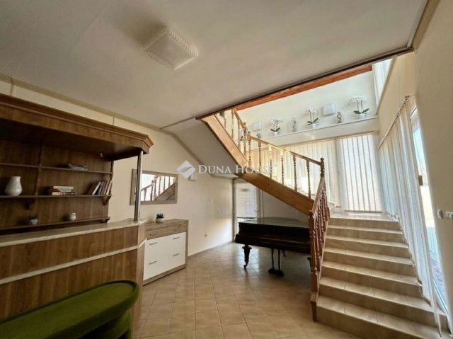 Eladó üzlethelyiség, Hosszúpályin 55 M Ft