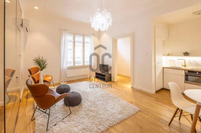 Eladó téglalakás, Budapesten, V. kerületben, Október 6. utcában