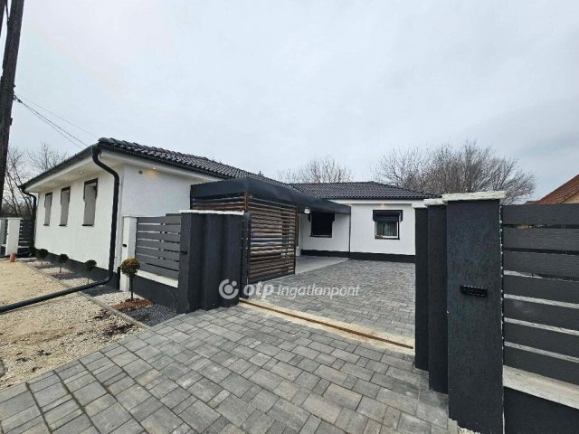 Eladó családi ház, Szolnokon 60 M Ft, 3 szobás