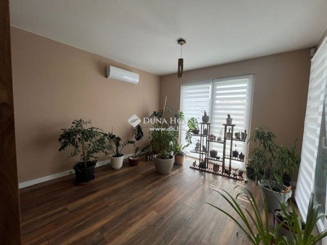 Eladó családi ház, Pécsett 144.5 M Ft, 4 szobás