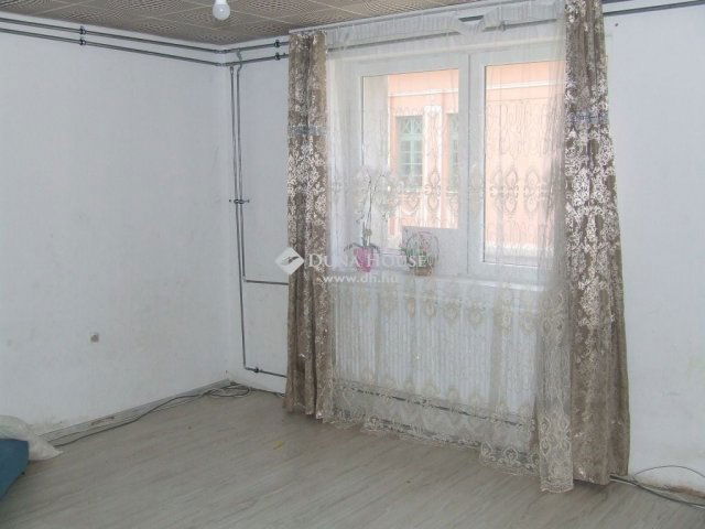 Eladó családi ház, Esztergomban 119.9 M Ft, 6 szobás