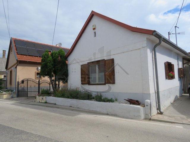 Eladó családi ház, Csopakon 96.9 M Ft, 2 szobás