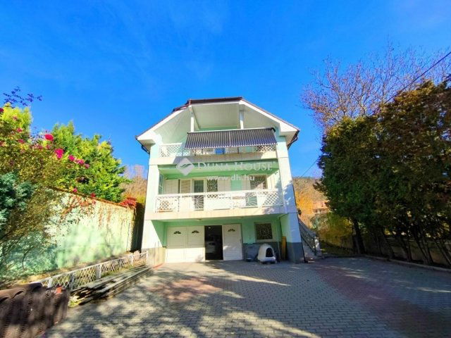 Eladó családi ház, Budapesten, III. kerületben 330 M Ft