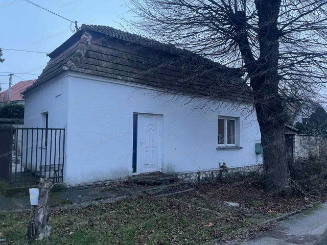 Kiadó családi ház, albérlet, Tatán 250 E Ft / hó, 2 szobás