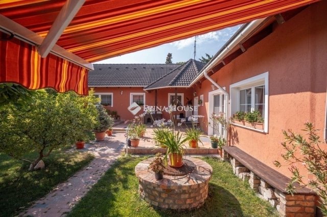Eladó családi ház, Szigetszentmiklóson 230 M Ft, 5 szobás